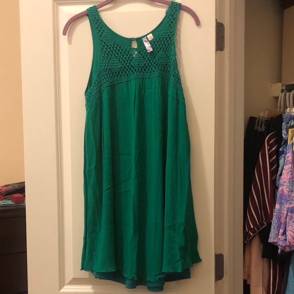 Green sleeveless dress